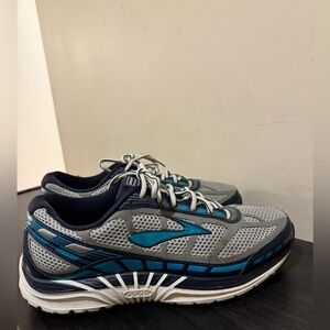 Men’s sneakers shoes size 9